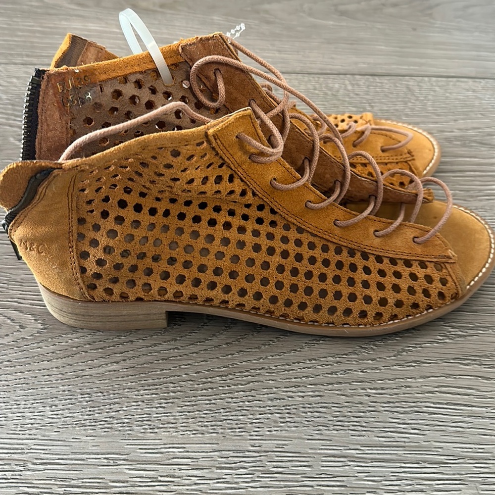 Musse & Cloud Aiden Perforated Sandal size 8